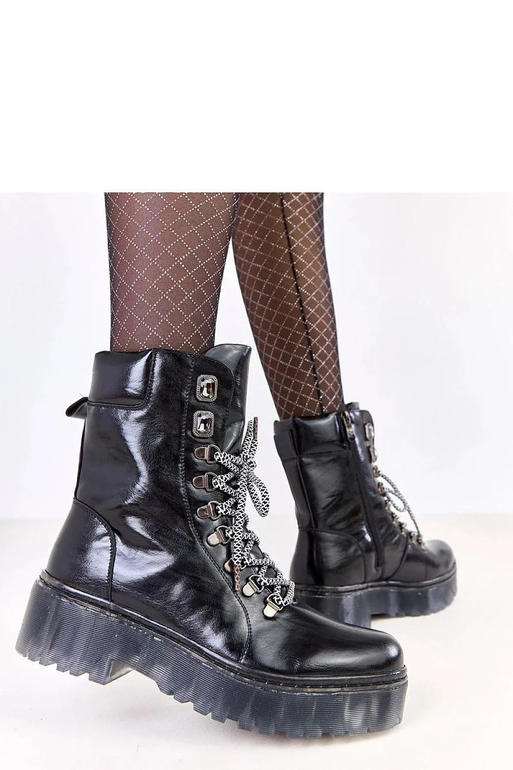 bottines montantes femme noires cuir synthétique lisse bout rond doublure chaude lacets bicolores œillets cristaux subtils semelle crantée