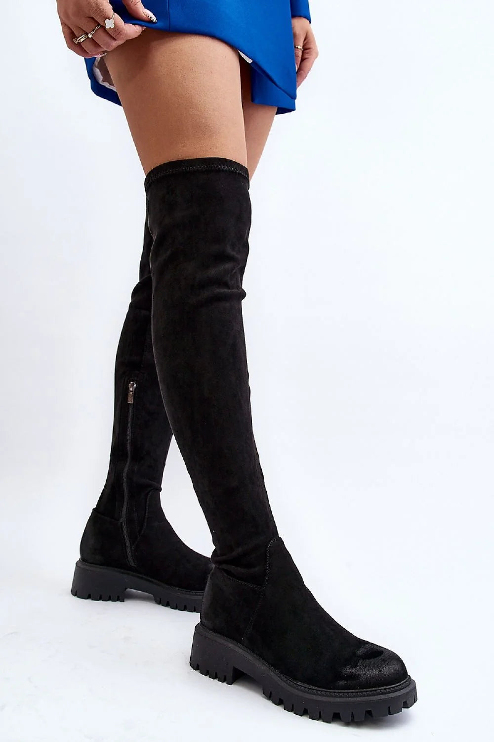 Bottes cuissardes éco-suède noir moderne audacieuses semelles crantées fermeture éclair silhouette élancée femmes style