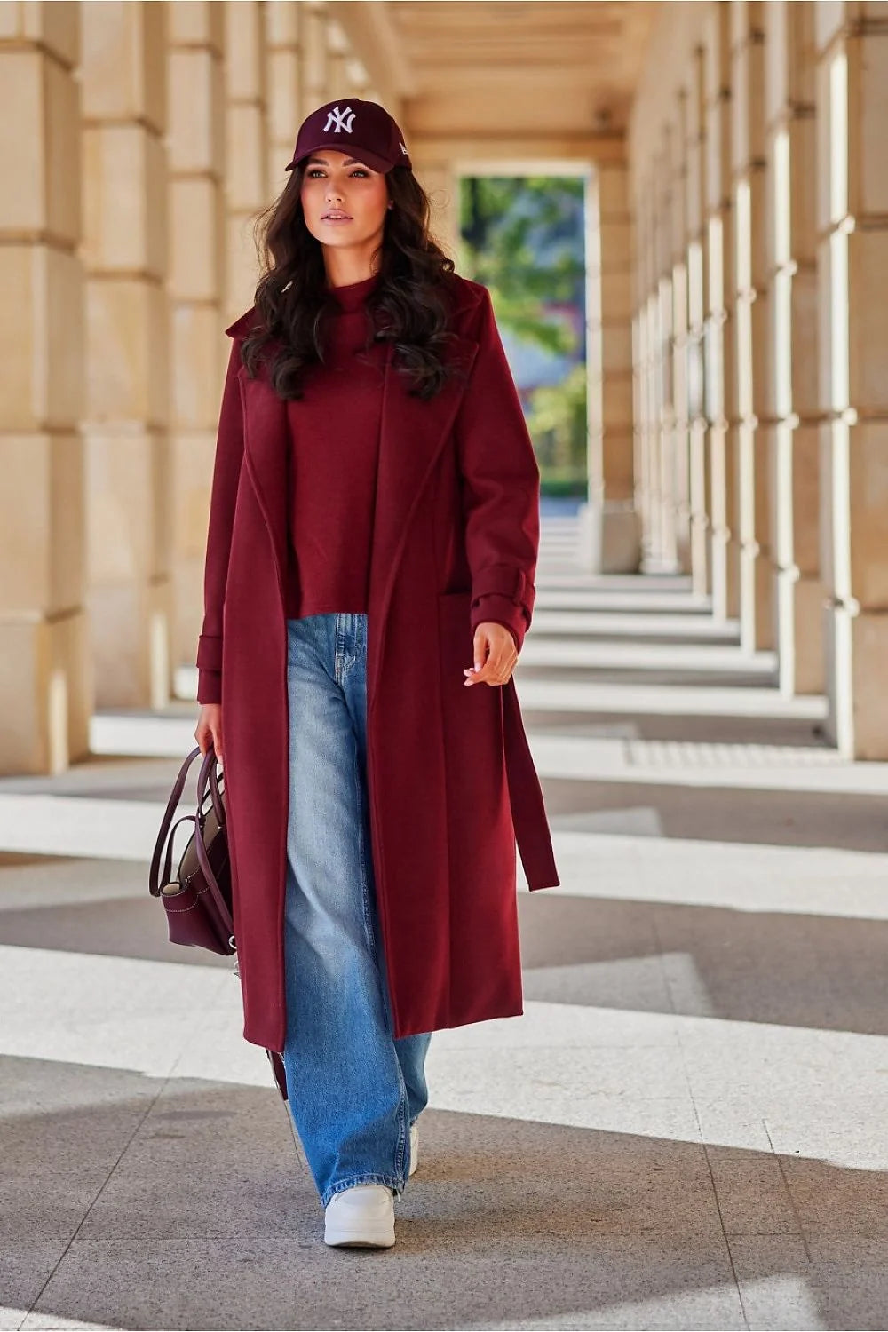 Manteau long élégant pour femmes en laine couleur bordeaux coupe droite ceinture intégrée col châle poches latérales automne hiver