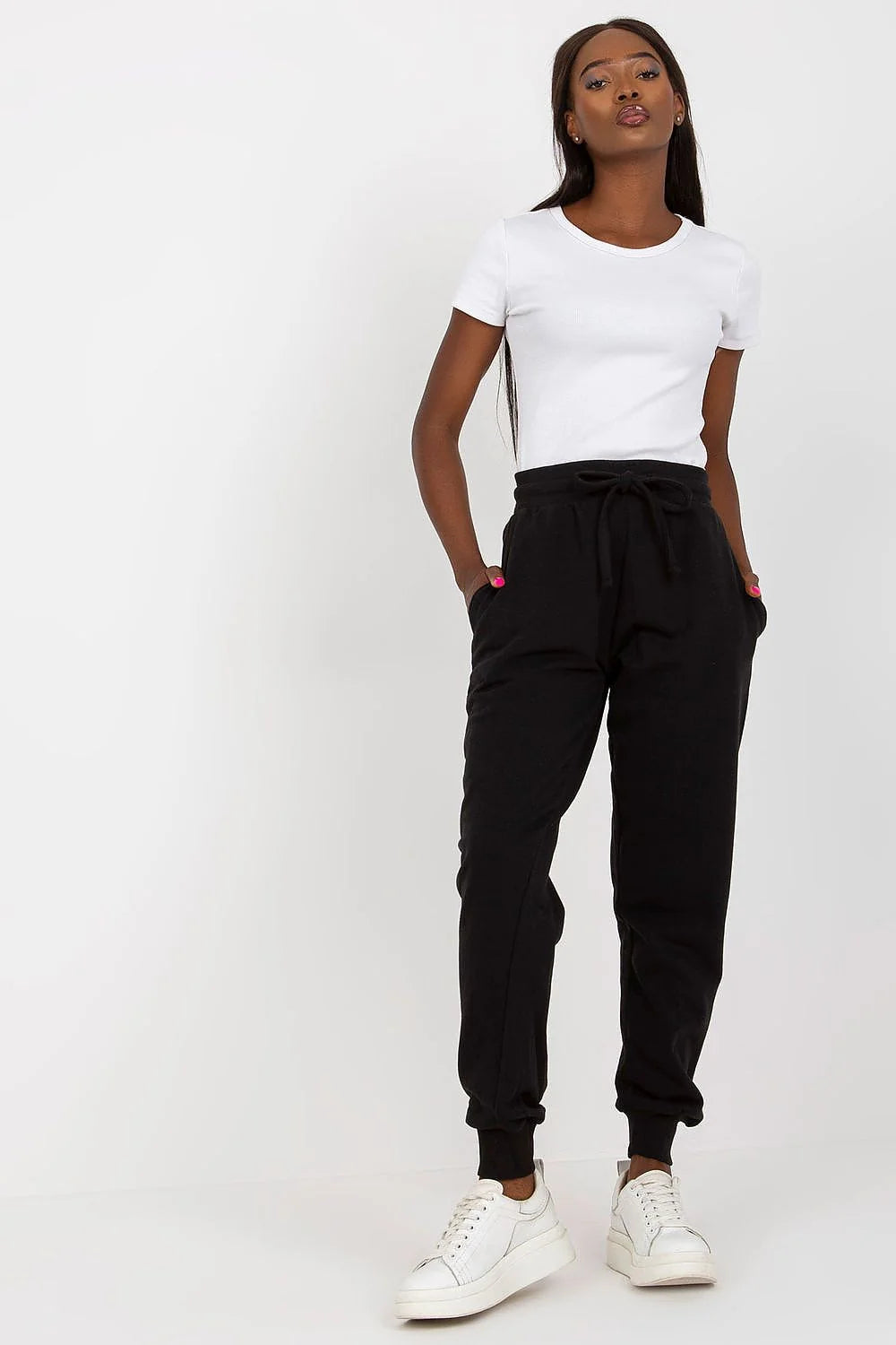 Tenue décontractée pour femme crop top ajusté et pantalon jogging gris foncé occasionnels
