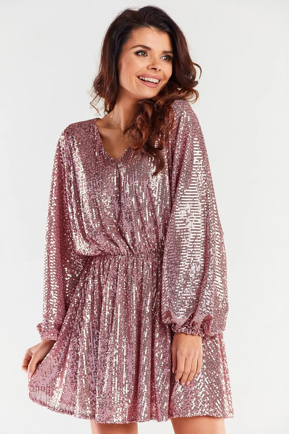 Robe de soirée élégante à paillettes rose métallisé manches longues bouffantes en V dos nu ajustée femme