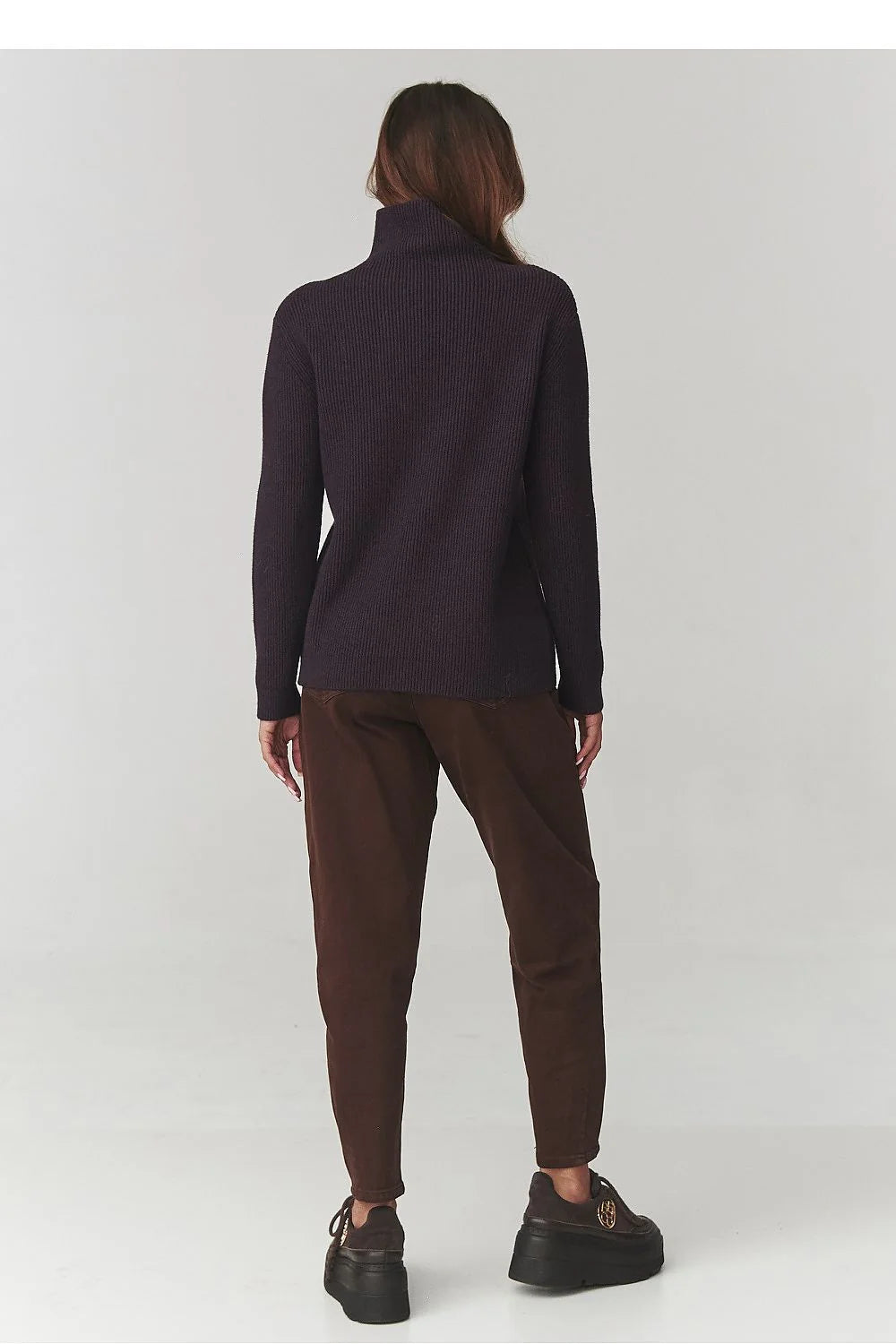 pull col roulé prune foncé maille côtelée doux coupe droite boxy hanches manches longues poignets ajustés minimal polyvalent élégant confortable
