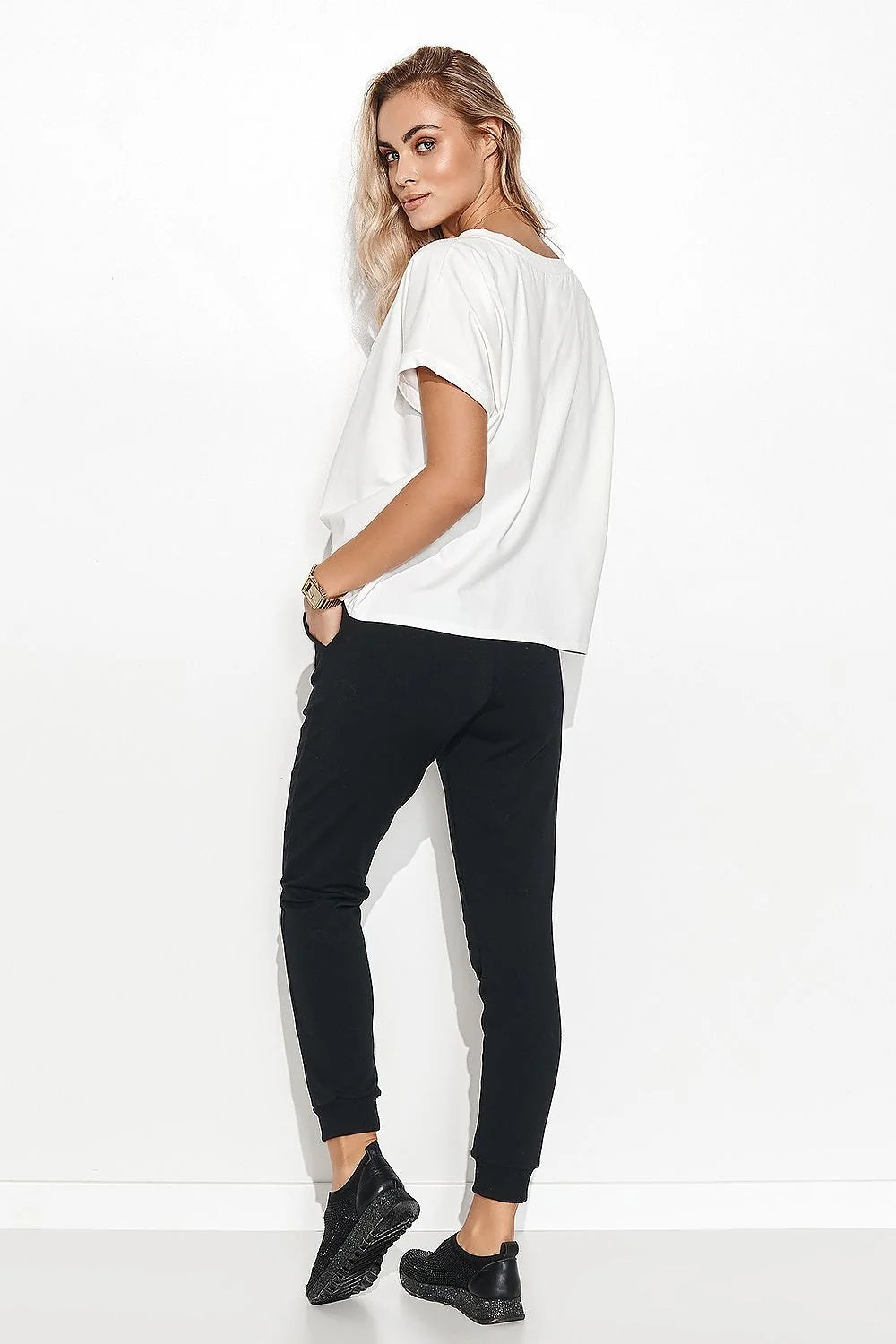Tenue décontractée pour femme t-shirt blanc pantalon jogging noir Makadamia