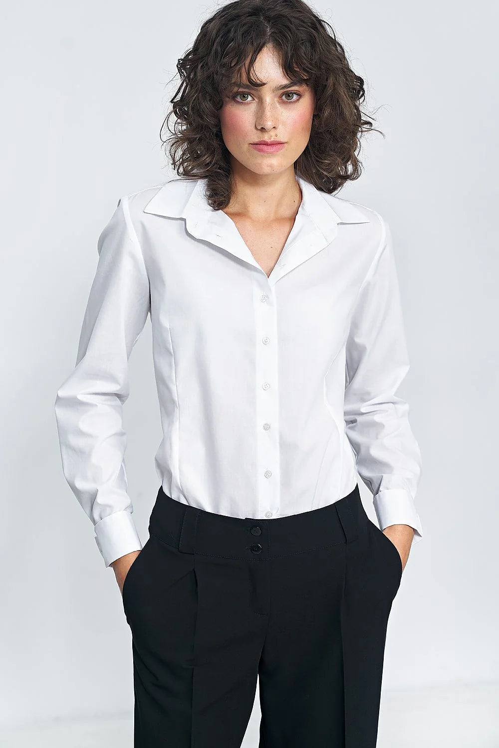 Chemise blanche femme manches longues col boutonné coupe ajustée coton polyester occasion professionnelle élégance