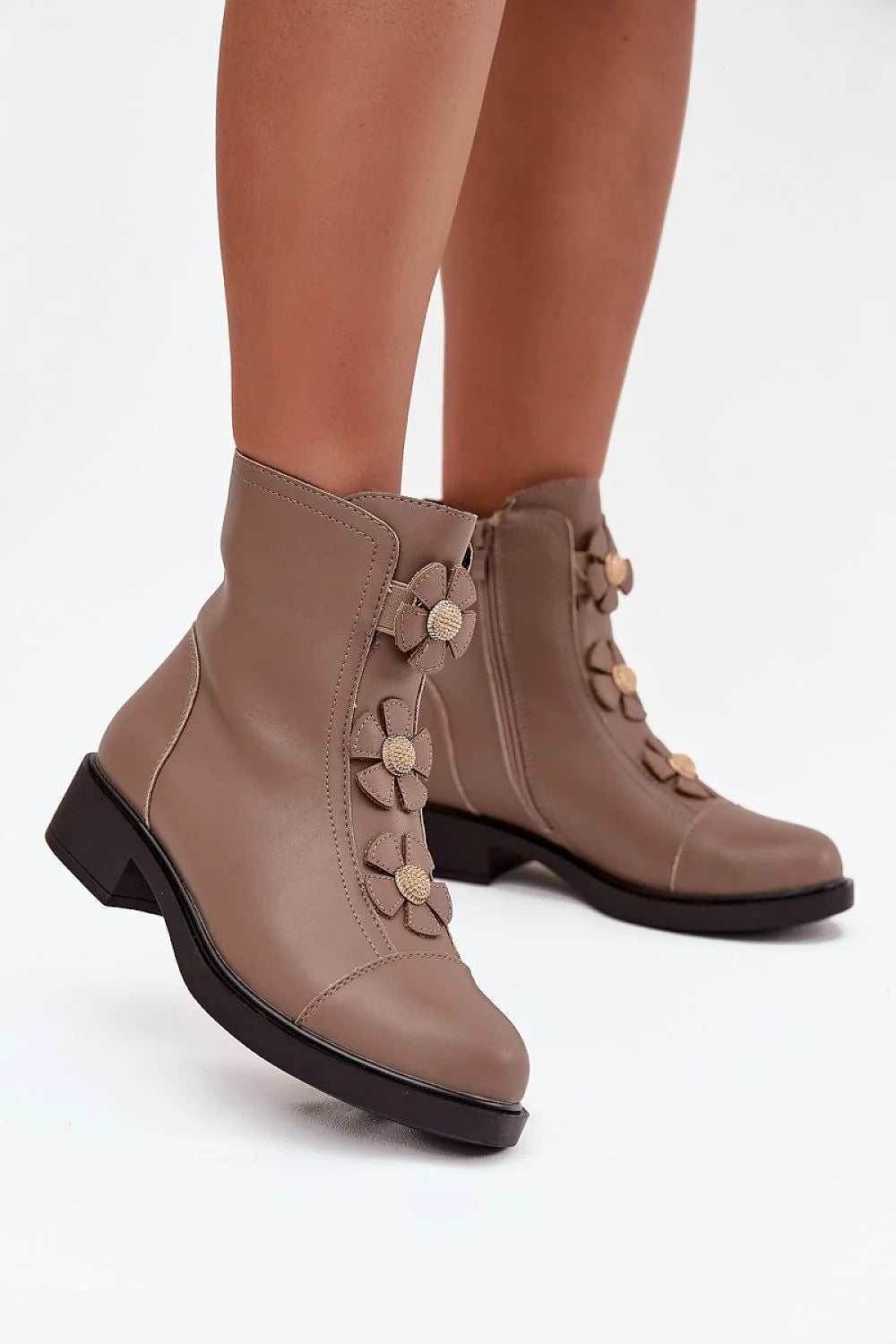 bottines femme Jezzi cuir naturel taupe bout rond talon bas carré tige 14cm fermeture éclair fleurs appliquées boutons dorés