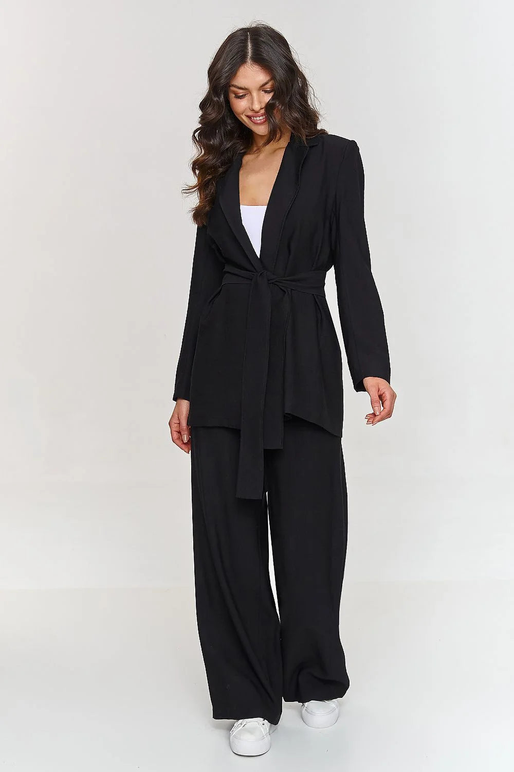 Ensemble Makadamia blazer et pantalon ample noir style moderne coupe longue ceinture à nouer matériau léger femme élégance occasion formelle
