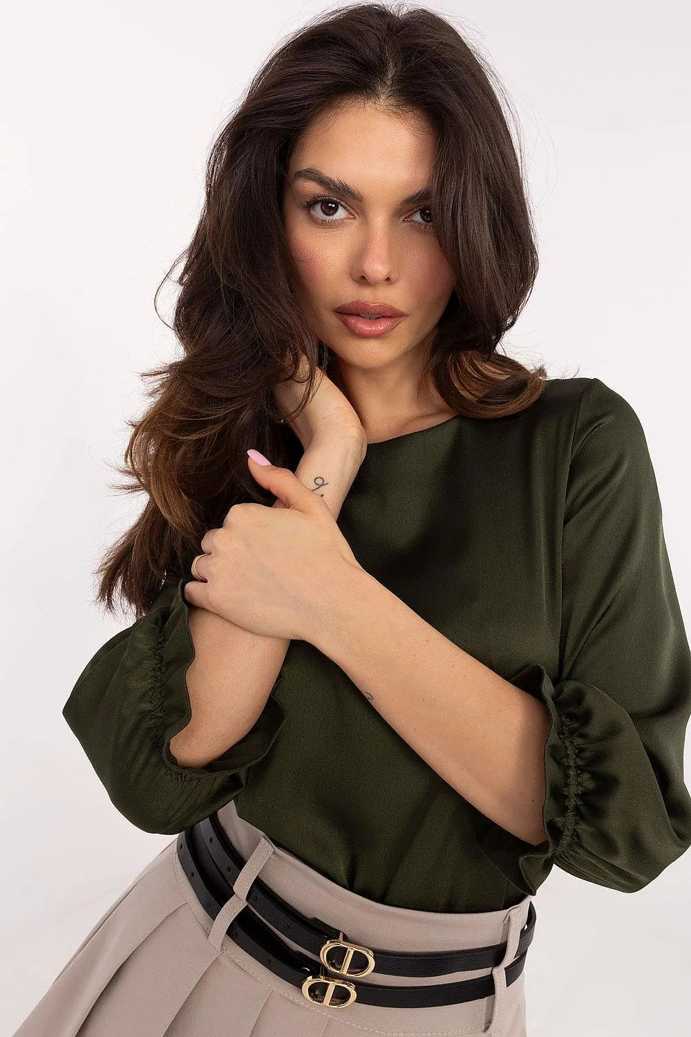 chemisier Lakerta satiné vert olive foncé manches trois quarts bouffantes poignets froncés col rond coupe ample fluide femme sophistiqué élégant