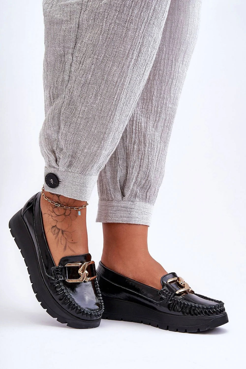 Mocassins femmes style sophistiqué cuir verni noir détails métalliques dorés plateforme moderne talon 3.5 cm