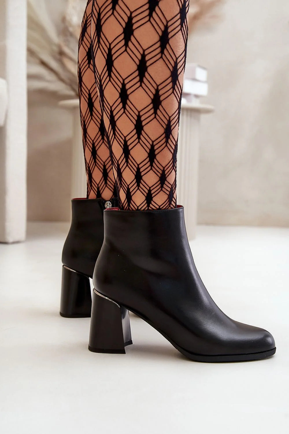 bottines femme cuir noir talon bloc moyen bout amande lisse doublure chaude zip latéral métal doré minimaliste élégantes
