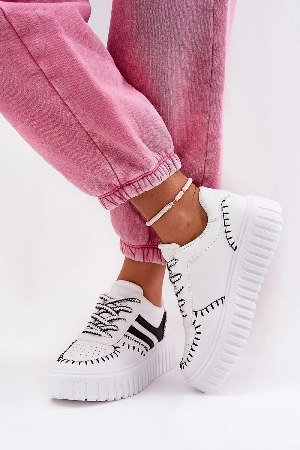 Chaussures de sport élégantes pour femmes en simili cuir blanc et noir coutures contrastées plateforme amortie bout rond