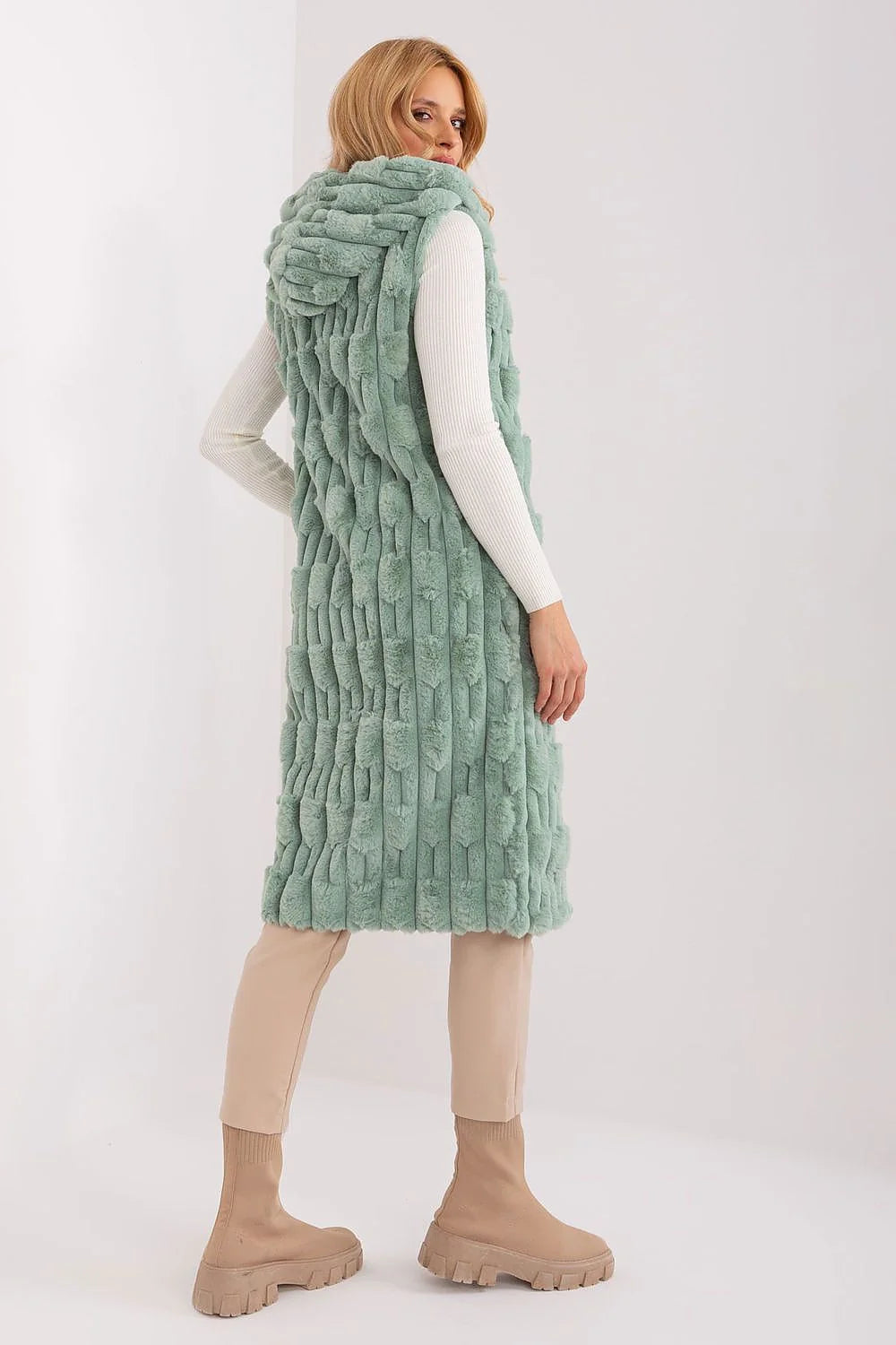 Gilet en fourrure femme longue sans manches design moderne élégant vert menthe fermeture éclair poches latérales