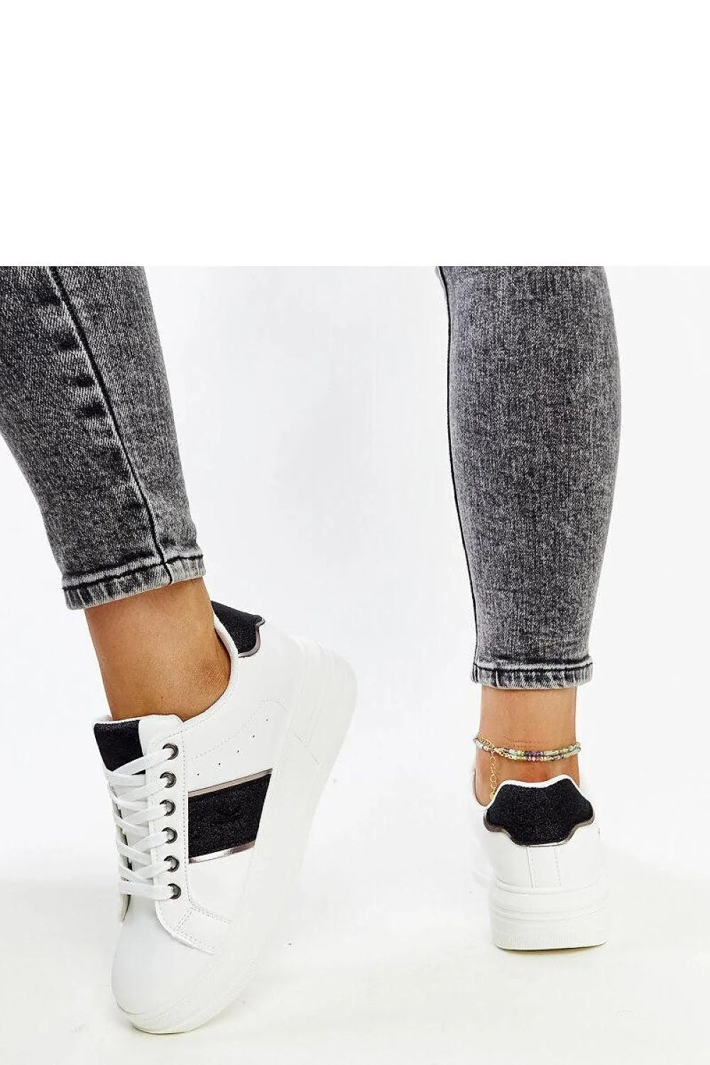 Baskets modernes basses femmes style minimaliste cuir synthétique blanc semelle caoutchouc amorti confort lacets métalliques tige basse