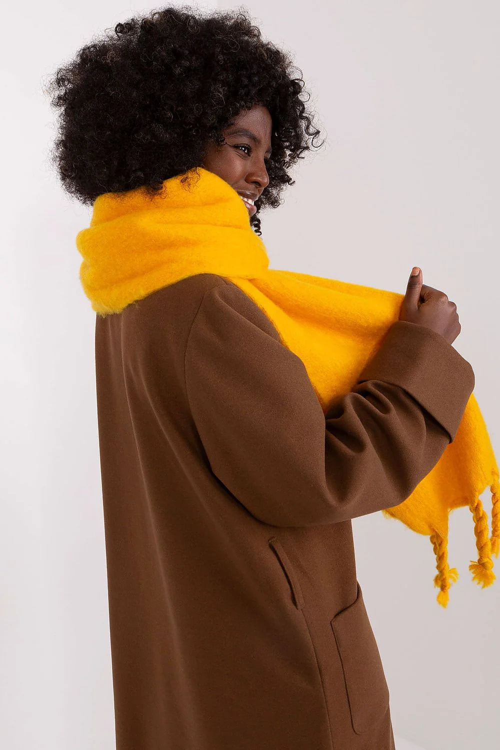 Écharpe pour femme moderne couleur jaune vif texture épaisse franges torsadées matériau doux style oversized automne hiver