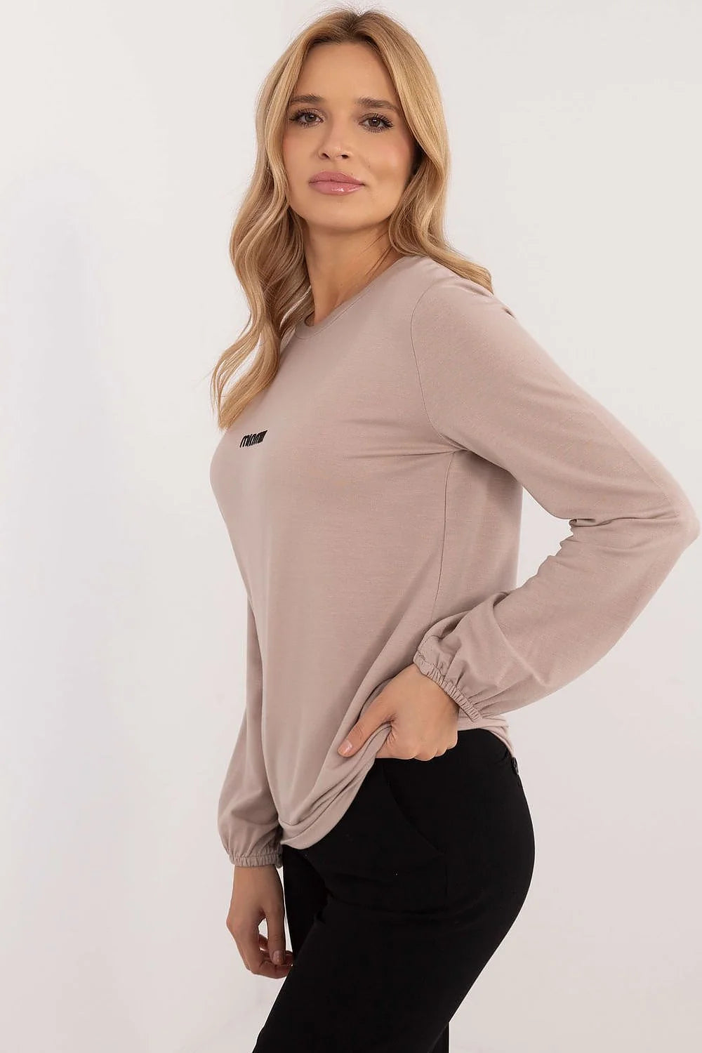 Sweatshirt femme minimaliste élégant couleur beige rosé doux logo min min manches longues élastiques encolure ronde sans poches