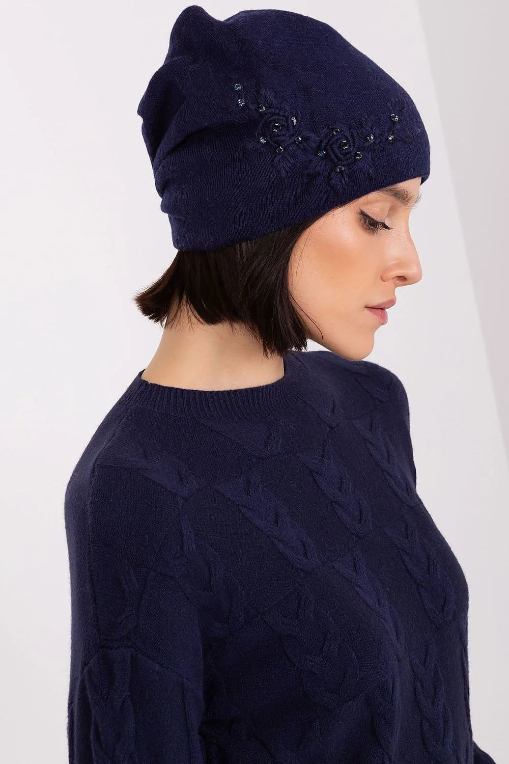 Bonnet d'hiver en tricot lisse pour femme, acrylique coton cachemire, application décorative, style élégant et cosy, bleu marine profond, détails en perles noires, look casual-chic