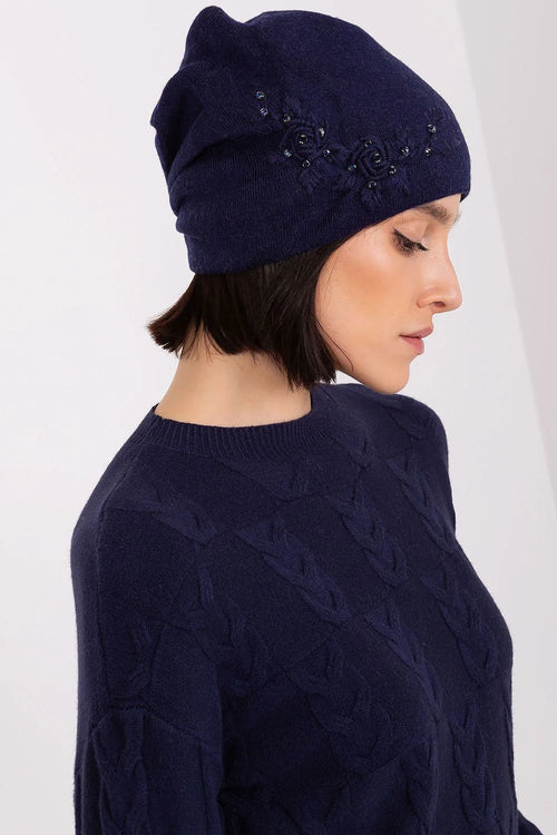 Bonnet d'hiver en tricot lisse pour femme, acrylique coton cachemire, application décorative, style élégant et cosy, bleu marine profond, détails en perles noires, look casual-chic