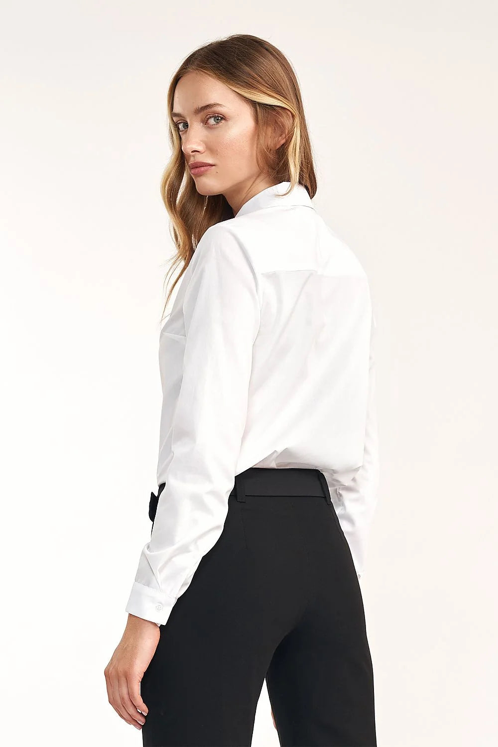 chemise blanche manches longues col petit cintrée ajustée popeline lisse patte boutonnage masquée poignets boutonnés bas droit professionnelle polyvalente confortable
