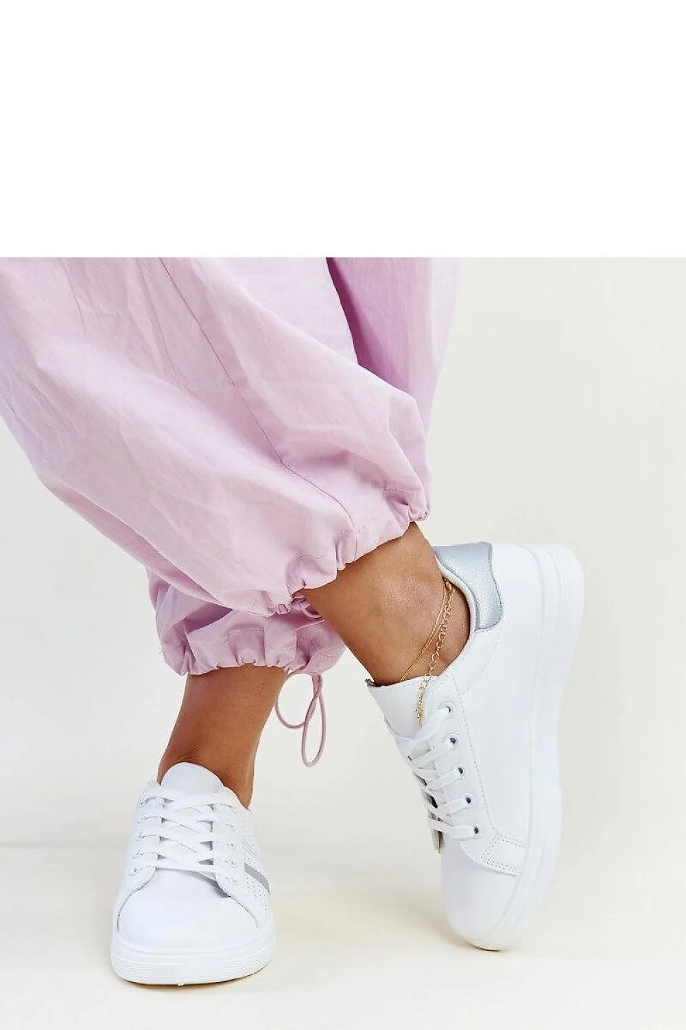baskets femme blanches argentées modernes cuir synthétique perforées confortables urbaines basses lacets semelle épaisse antidérapante talon renforcé matelassé respirabilité élégantes