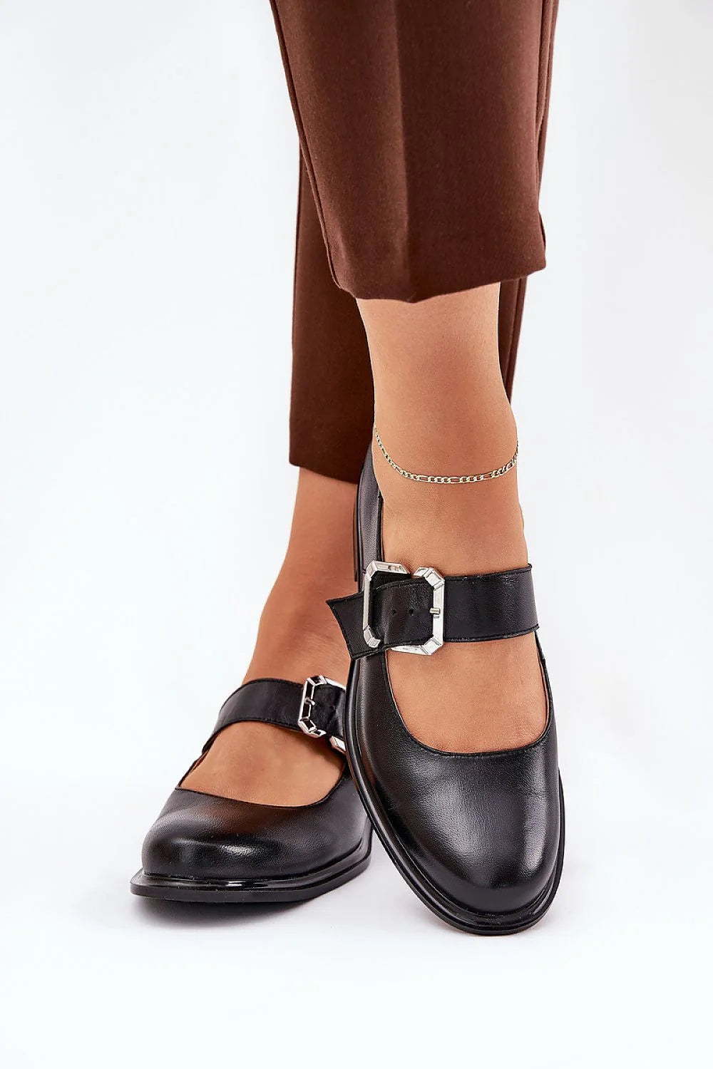 Chaussures basses plates pour femmes en cuir noir style classique talon plat boucle métallique argentée