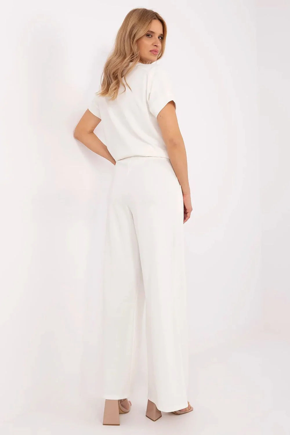 ensemble féminin survêtement blanc palazzo pantalon taille haute col rond manches courtes jambes larges plis discrets poches latérales
