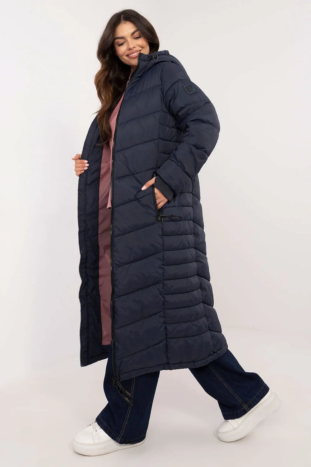Veste longue pour femme en polyester rembourrée couleur bleu marine design sportif coupe droite avec capuche et poches latérales zippées