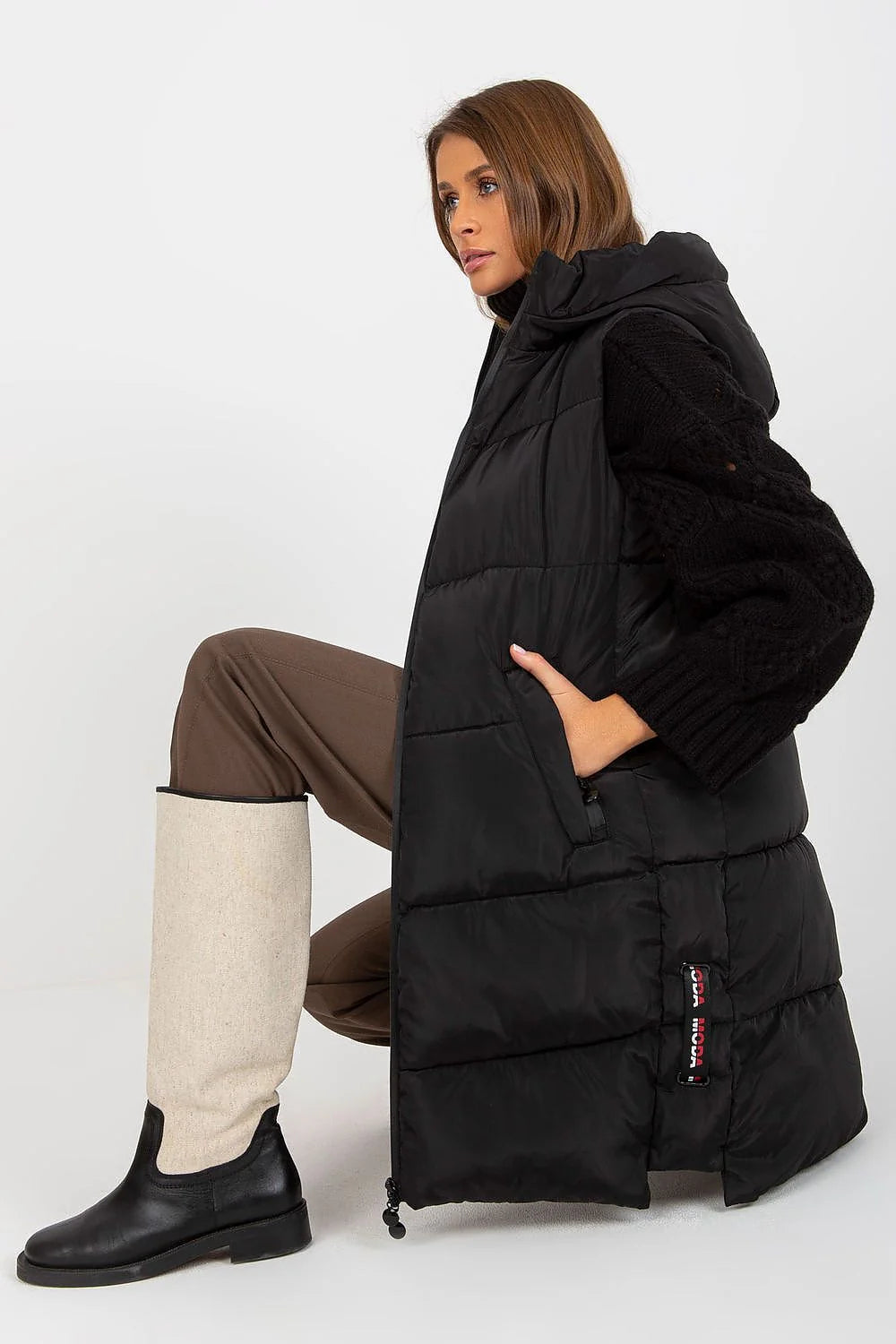 Gilet sans manches en duvet matelassé pour femme, style moderne, couleur noire, capuche intégrée, poches latérales, ajustable, polyester 100 %, tailles S à XXL