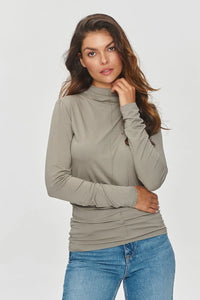 Pull-over à col montant femme matière douce couleur neutre style minimaliste coupe ajustée manches longues finitions élégantes