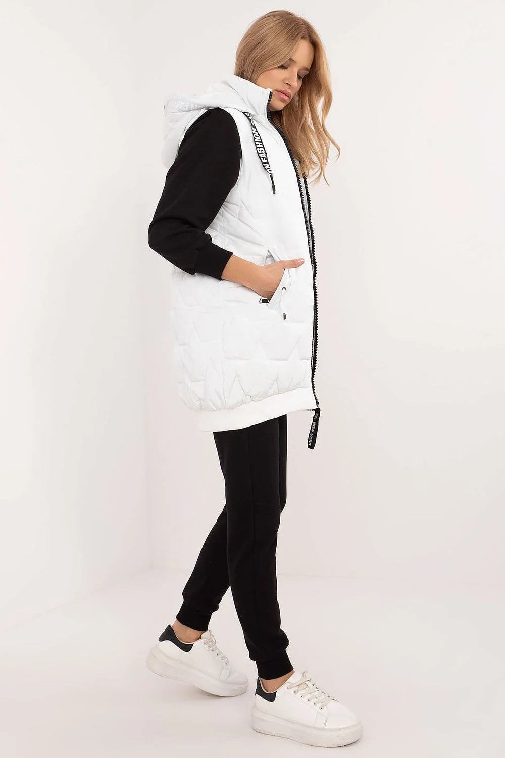 Gilet matelassé pour femme longueur genoux capuche amovible fermeture éclair poches latérales blanc contrasté noir polyester