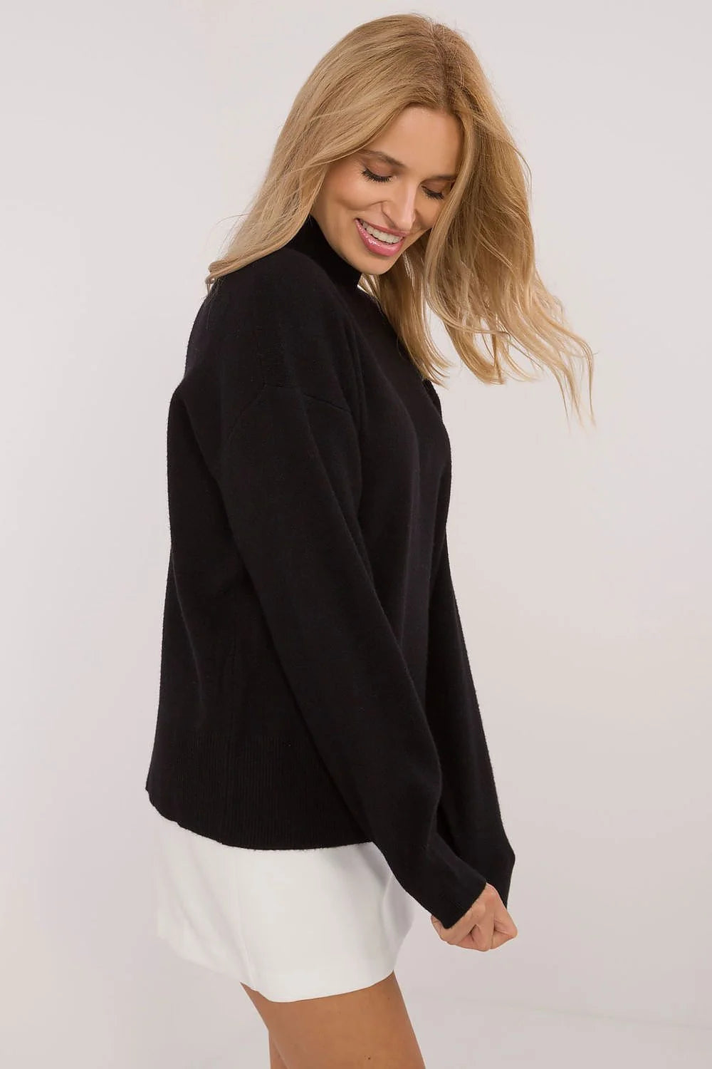 Pull noir pour femme style minimaliste coupe ample col montant manches longues fibre douce et chaude