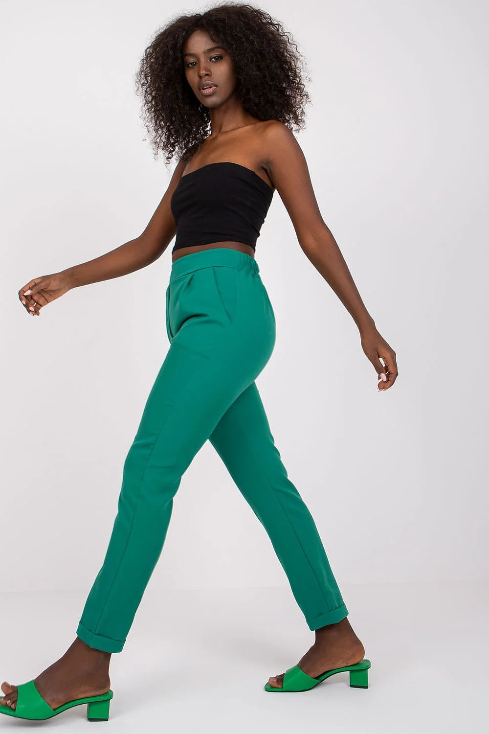 Pantalon femme taille haute couleur vives vert veste bandeau sans bretelles sandales ouvertes