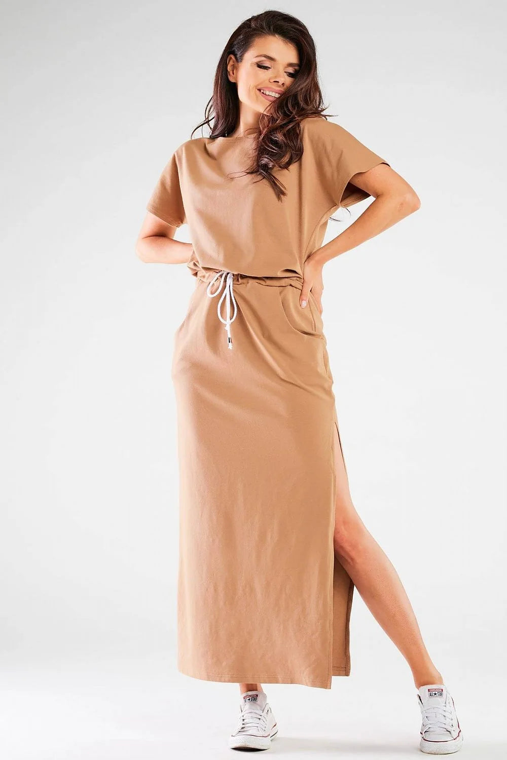 Robe longue été femme design minimaliste moderne tissu respirant couleur camel ceinture ajustable fente latérale poches latérales style casual-chic portée quotidienne saison printemps-été
