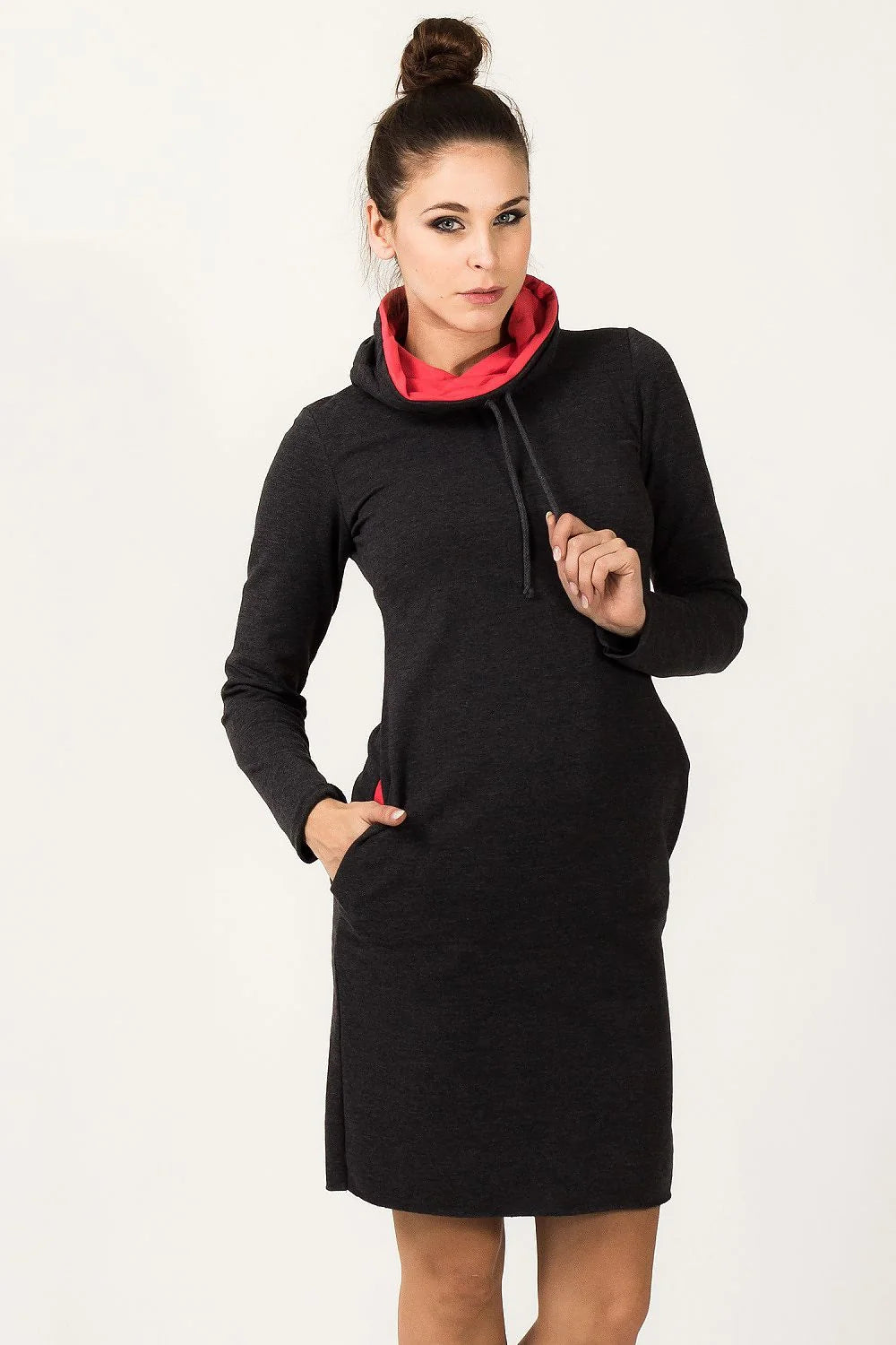 Robe en coton noir sportive élégante avec capuchon jaune pour un style décontracté moderne
