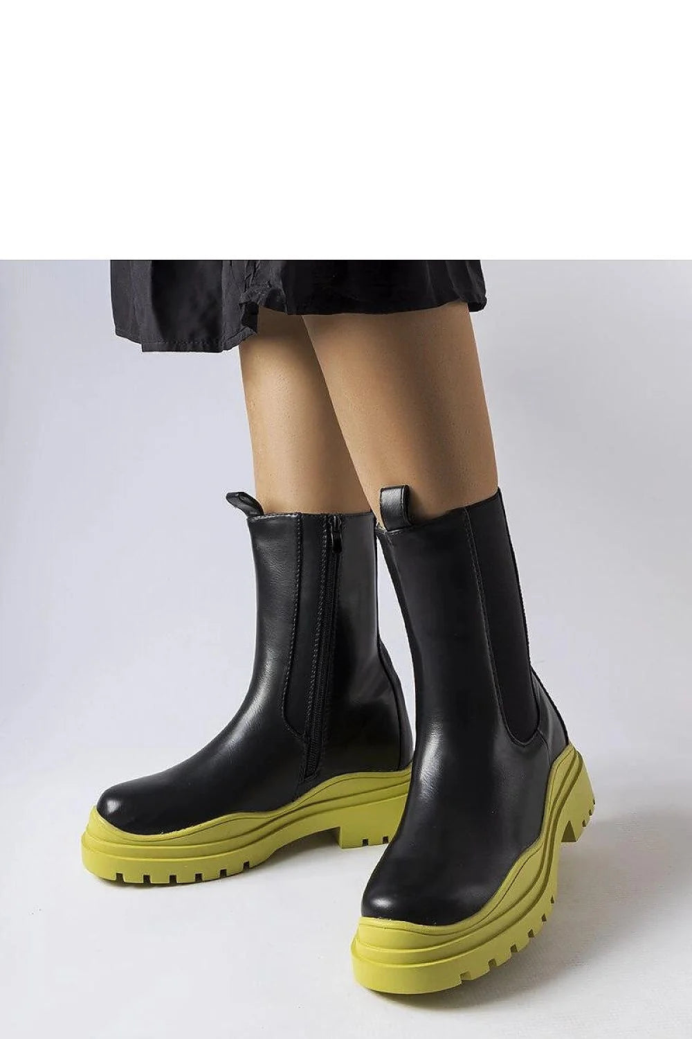 bottes montantes femme cuir noir semelle jaune crantée plateforme épaisse fermeture éclair latérale empiècement élastique minimaliste audacieuse urbaine confortable durable
