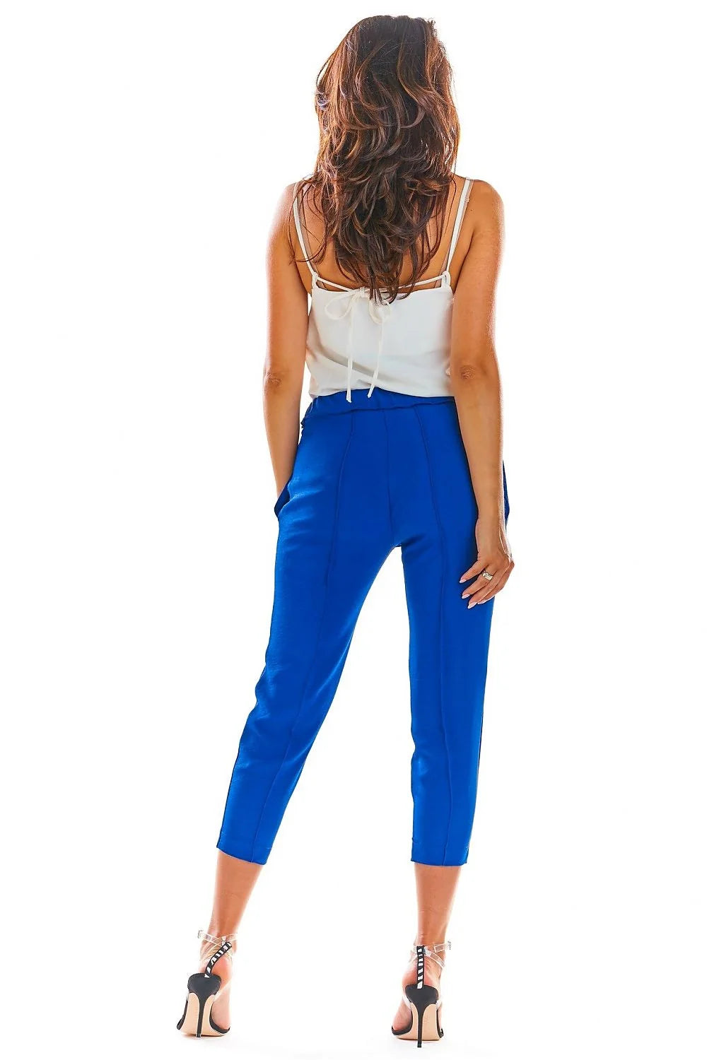 Ensemble débardeur coton blanc et pantalon moutarde moderne chic pour look estival féminin élégant