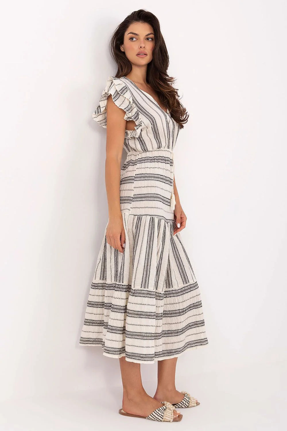 Robe élégante à rayures noir et blanc manches courtes volantées ceinture tassés longueur midi coton femme