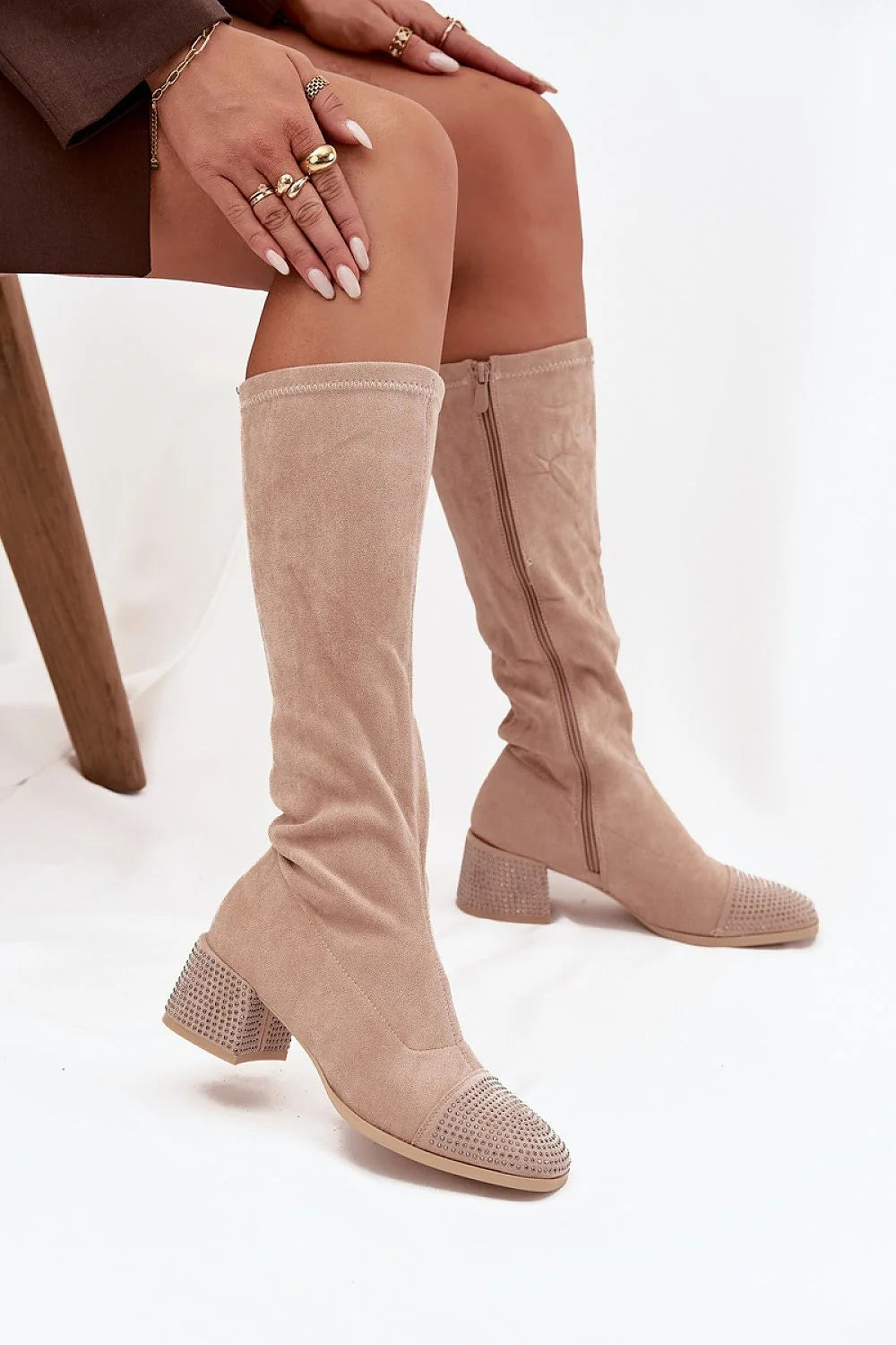 bottes suédine écologique beige mi mollet tige froncée extensible bout arrondi talon bloc zircons brillants doublure peluche confort