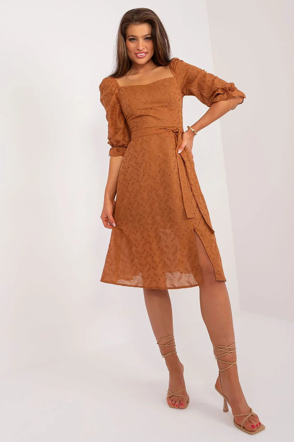 Robe de jour Lakerta en coton aéré manches courtes à volants longueur midi coupe évasée décolleté carré ceinture assortie