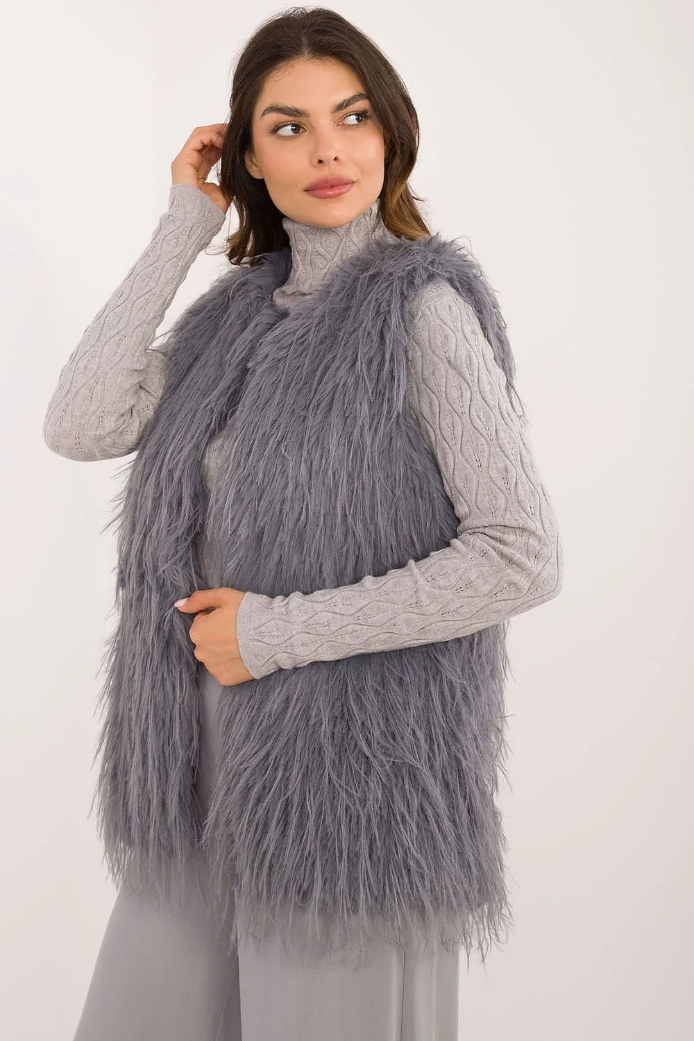 Gilet sans manches en fausse fourrure grise cendrée style décontracté pull col roulé motif torsadé pantalon large femme