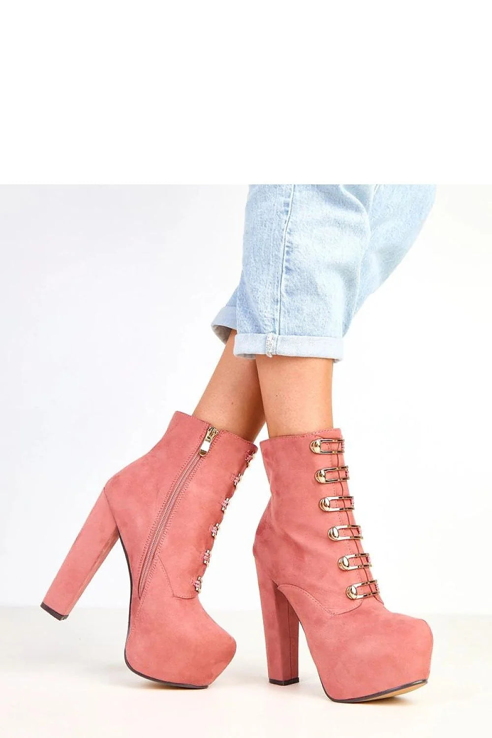 bottines talons pilier 15cm plateforme 4cm suédine rose poudré bout rond tige 12cm fermeture éclair latérale décorations dorées rétro chic