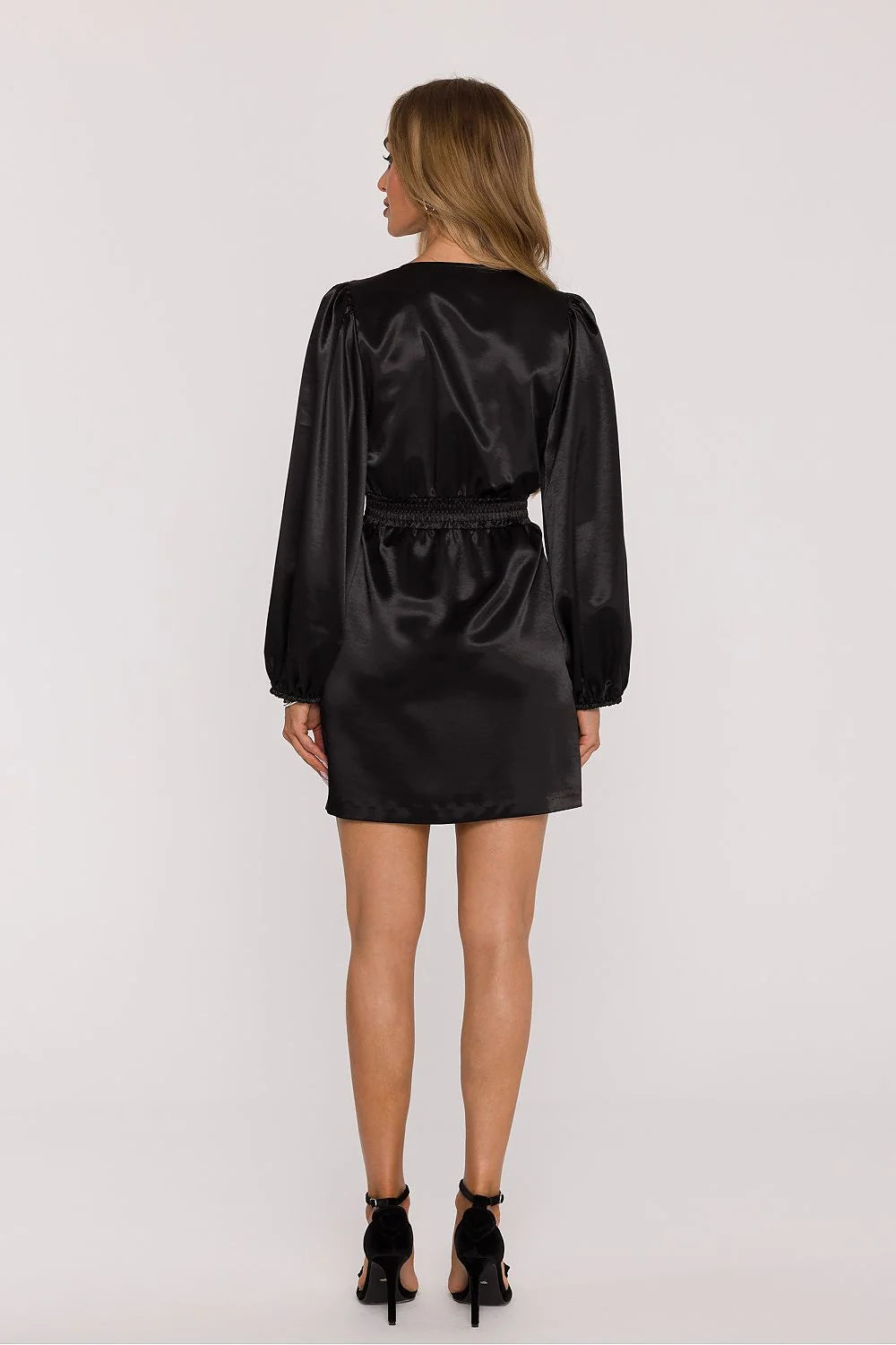 robe mini satin noir brillant féminine cachecoeur profond manches bouffantes poignets élastiques ceinture large boutons décoratifs ajustée soirée cocktail glamour
