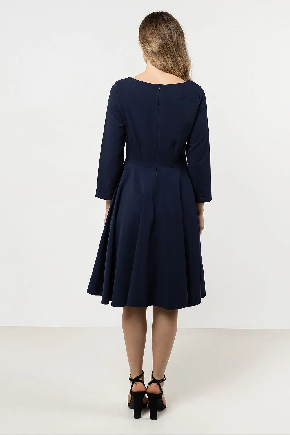 robe élégante midi manches longues encolure bateau bleu marine taille ajustée coupe évasée jupe plissée boutons décoratifs noirs