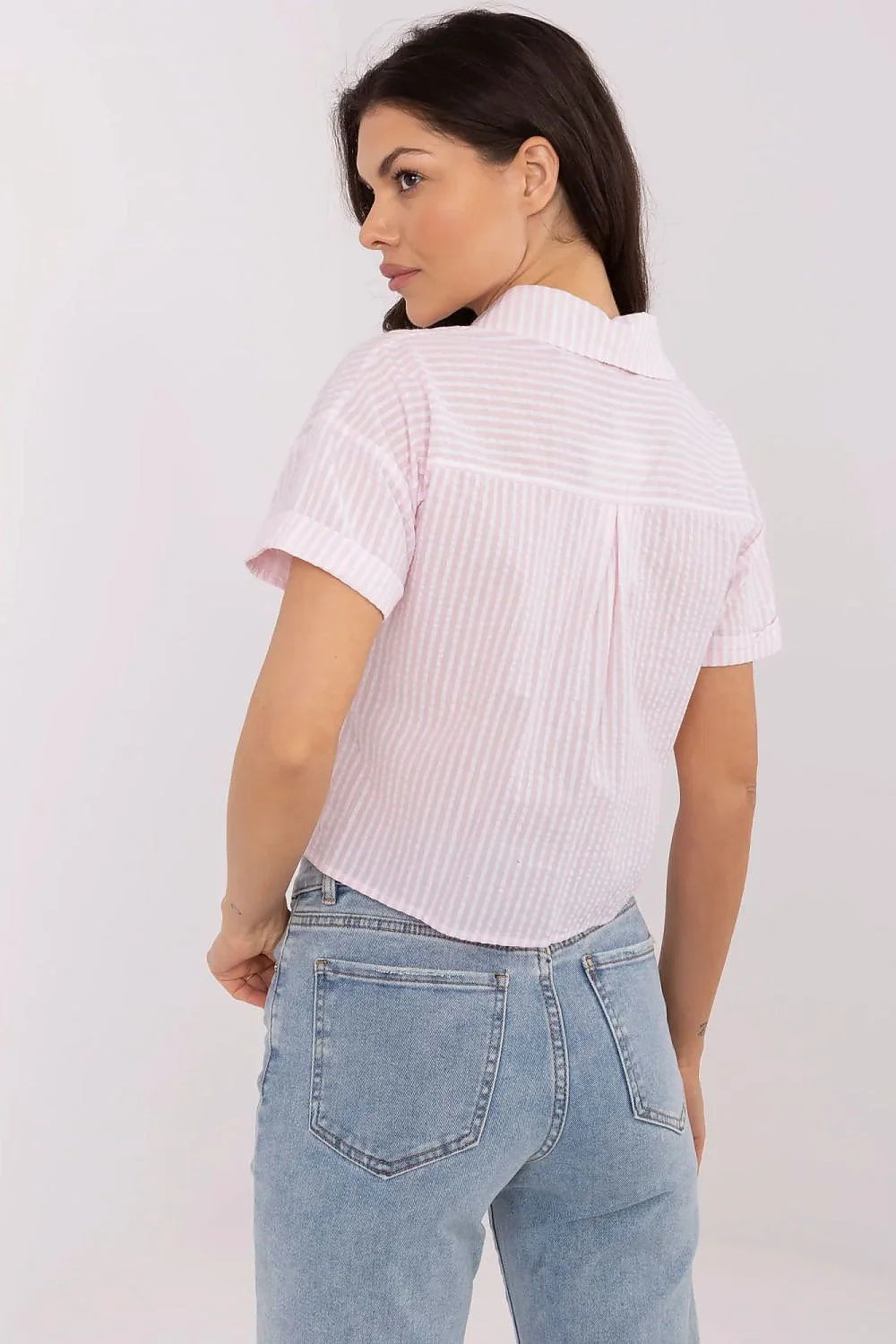 Chemise à manches courtes rayures verticales rose clair et blanc coton respirant poche latérale col classique manches retroussées design cropped style décontracté femme été