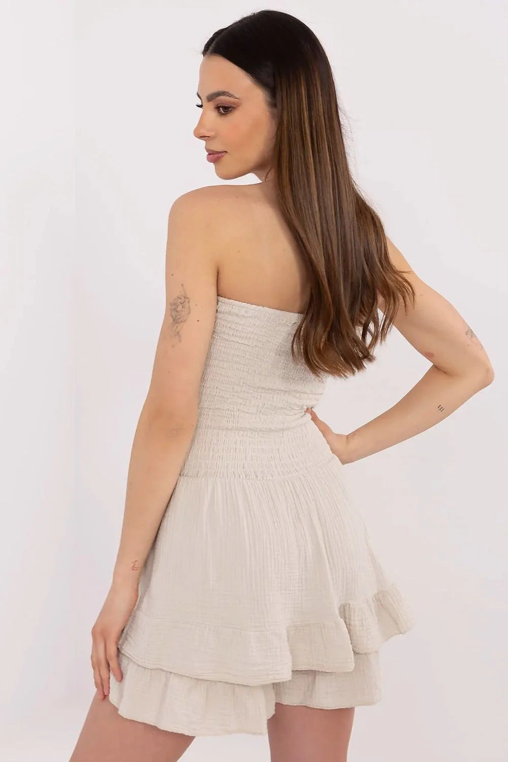 Robe sans bretelles élégante décontractée effet crêpe plissé beige clair mini longueur buste smocké élastique volants bas femme