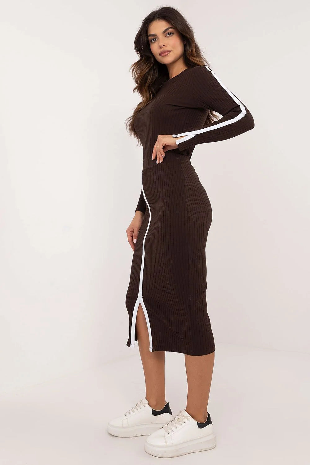 Ensemble Relevance robe deux pièces tissu côtelé marron foncé bandes blanches manches longues coupe crayon femme