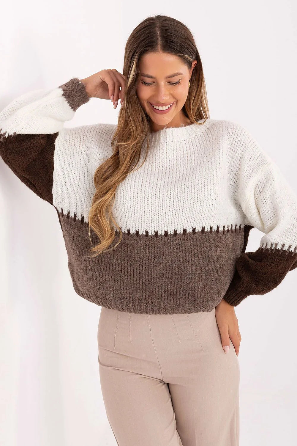 pull femme oversize bicolore blanc taupe marron maille col rond coupe courte manches ballon poignets côtelés base douce chaude