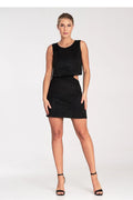Robe de soirée élégante en daim noir sans manches coupe mini découpes audacieuses dos nu finitions discrètes femme