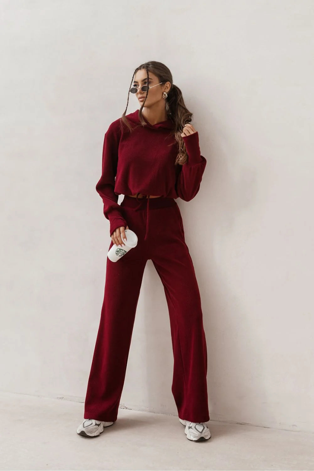 ensemble HOPE bordeaux sweat capuche maille côtelée manches bouffantes poignets côtelés pantalon large taille haute élastique matière douce extensible coupe