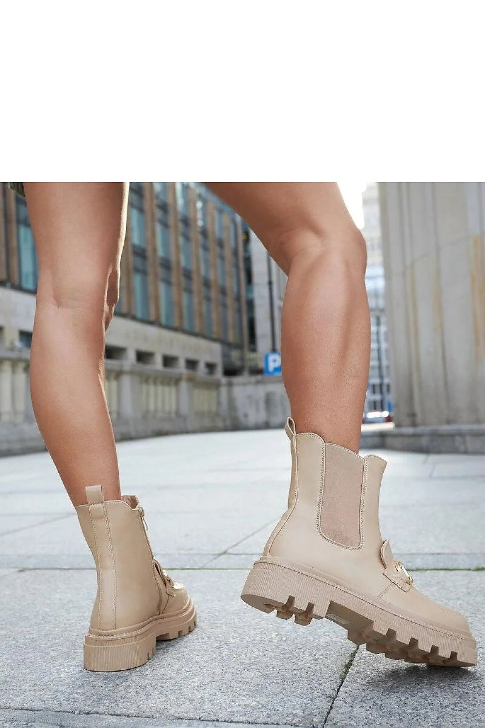 Bottines femme style urbain chic moderne cuir beige élastique latéral semelle épaisse talon haut boucle dorée