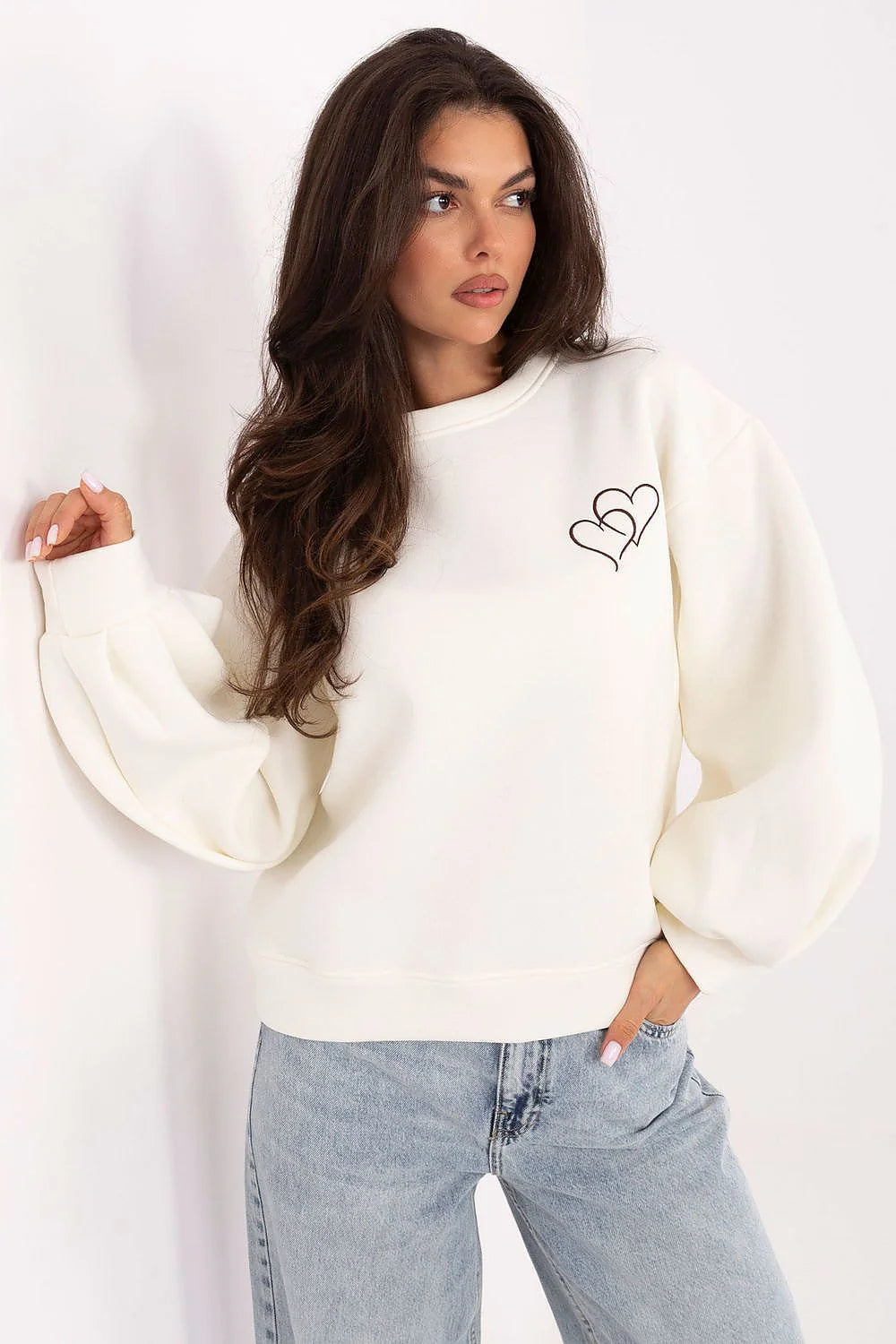 sweatshirt femme col rond manches bouffantes épaules tombantes coupe relaxed molleton crème coton polyester broderie dos découpe spectaculaire