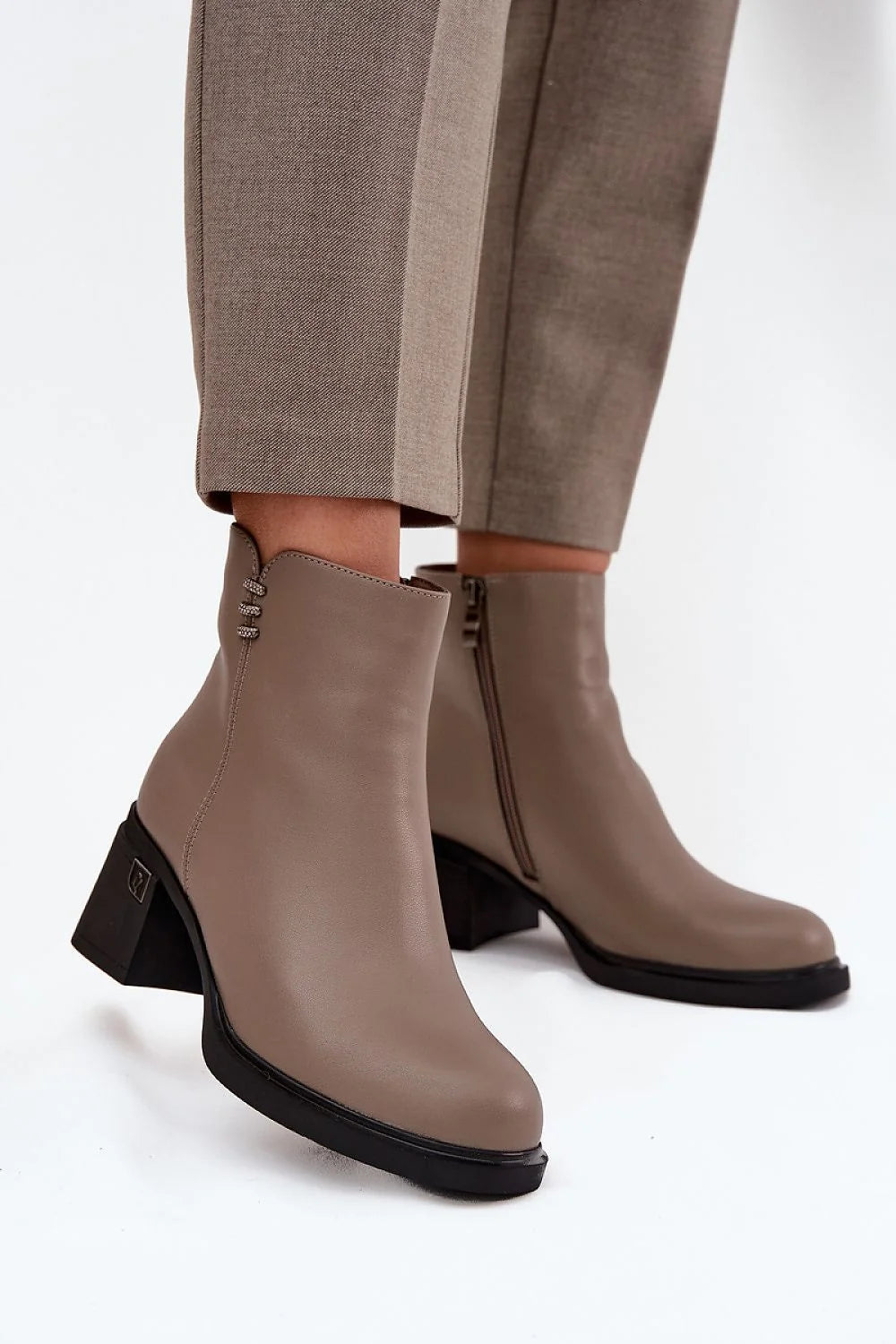 bottines femme Vinceza cuir naturel taupe bout arrondi épurée talon bloc ornements anneaux métalliques semelle antidérapante fermeture zippée